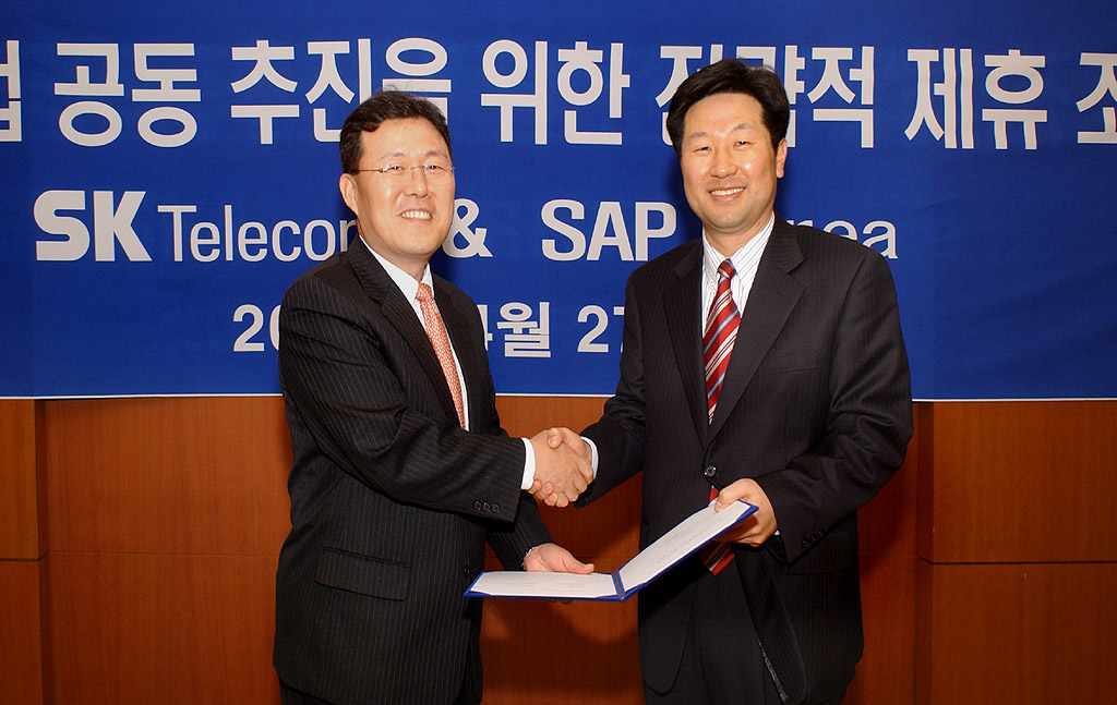 Kyu Kwan Lim (on right), vice-president and head of SK Telecom`s Solution Business Division, and Neong Yui Han, president of SAP Korea, are shown shaking hands after signing an MOU. On April 27th, SK Telecom signed an MOU for mobile business cooperation with SAP, a worldwide software solution developer based in Germany. This agreement will initiate the joint offering of mobile services and solutions to corporate clients.